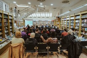 Das Podium samt Gäste in der Buchhandlung Bücher Wenner