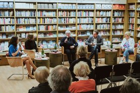 Das Podium samt Gäste in der Buchhandlung Bücher Wenner