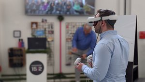 Mann mit VR-Brille auf Messe