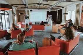 Ideenwettbewerb 2023: die volle Caprivi-Lounge an der Hochschule Osnabrück