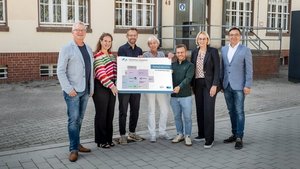 Der Plan für das Start-up Lab der Hochschule Osnabrück steht. Über die Förderzusage freuen sich (von links): Prof. Dr. Bernd Lehmann, Vizepräsident für Forschung, Transfer und Nachwuchsförderung, Prof. Dr. Karin Schnitker, Professorin für Unternehmensführung im Agrarbereich, Prof. Johannes Nehls, Professor für Interaction Design, Heike Gosmann, Leiterin Forschung, Kooperation, Drittmittel, Leonard Gehrmeyer, Start-up-Manager der Hochschule Osnabrück, Katharina Pötter, Oberbürgermeisterin der Stadt Osnabrück, sowie Wigand Maethner, Stadtwerke Osnabrück. Foto: Meckel Fotodesign