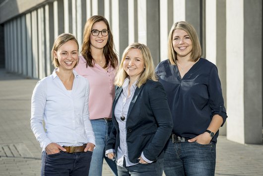 Das PROACTOS-Team des Transfer- und Innovationsmanagements besteht aus vier Frauen, die hier vor der Bibliothek am Westerberg in Osnabrück stehen.