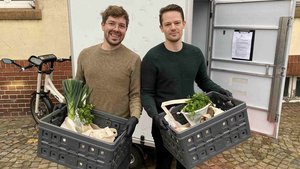 Martin Janßen (links) und Dmitry Yaskov mit ihren wiederverwendbaren Transportboxen (Foto: Bauer nebenan).